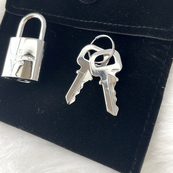 Louis Vuitton Silver Padlock and Key #315 - Picture 4 of 15